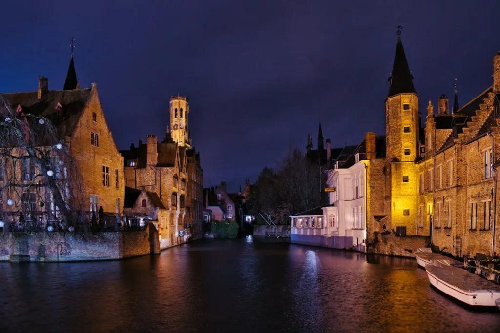 Canales y edificios medievales de Brujas en una excursión en tren desde Bruselas