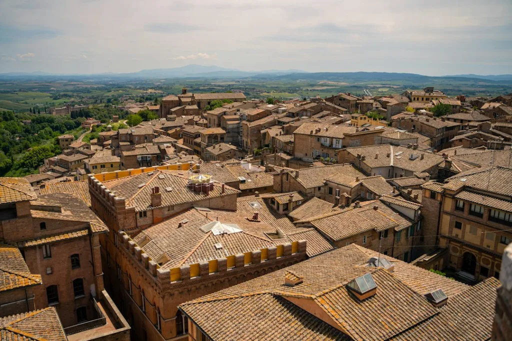 Piazza del Campo en Siena, destino de una excursión en tren desde Florencia