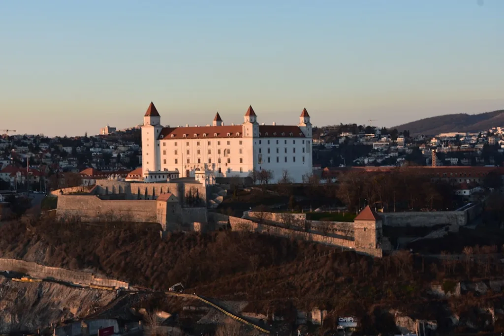 Vista de Bratislava y su castillo, destino de la ruta Viena a Bratislava en tren