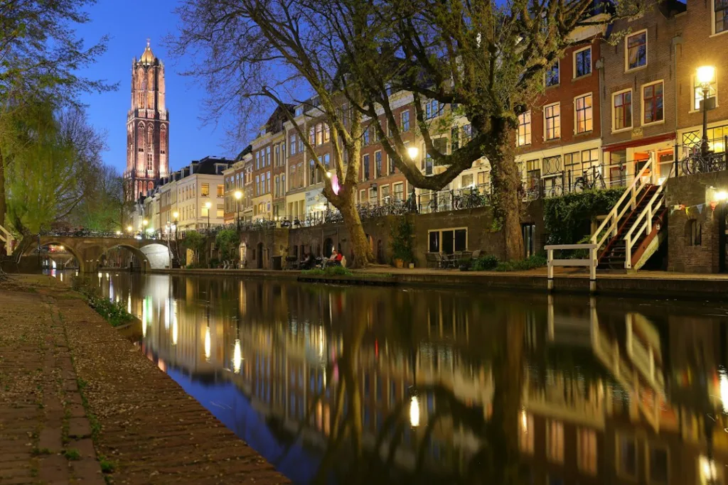 Canal histórico de Utrecht en una excursión en tren desde Ámsterdam