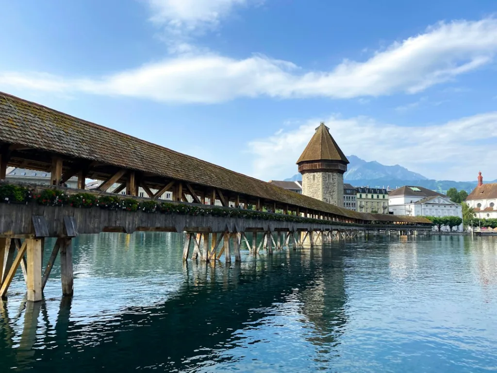Lucerna y su puente histórico, destino de una excursión en tren desde Zúrich