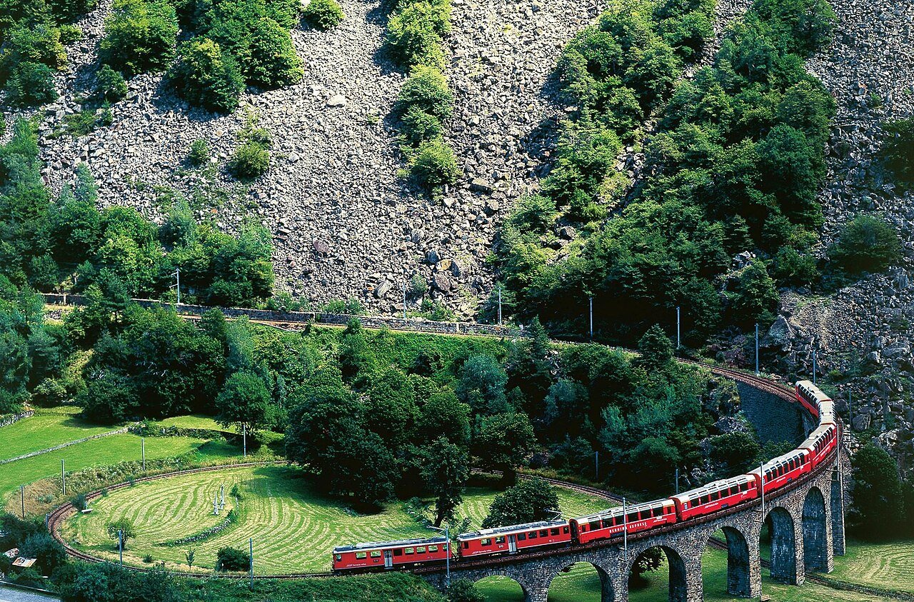 Bernina Express atravessando o viaduto espiral de Brusio