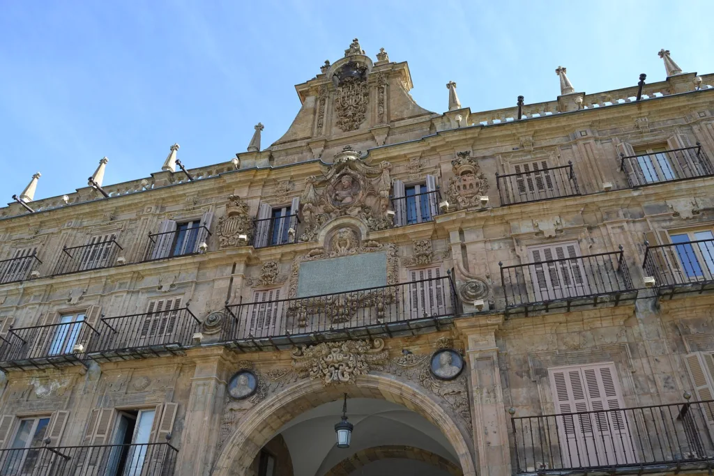 Plaza Mayor de Salamanca, España, con sus fachadas históricas y soportales