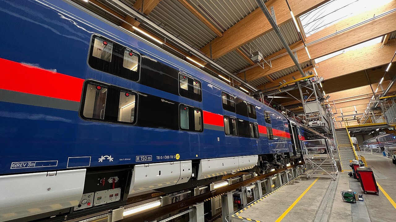 Trem noturno Nightjet em plataforma ferroviária europeia