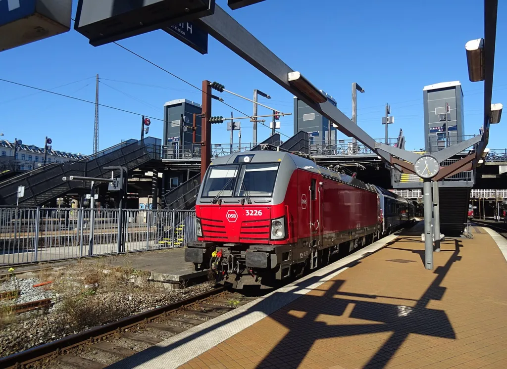 Tren ComfortJet de České dráhy con locomotora DSB en la estación central de Copenhague durante una prueba en 2025